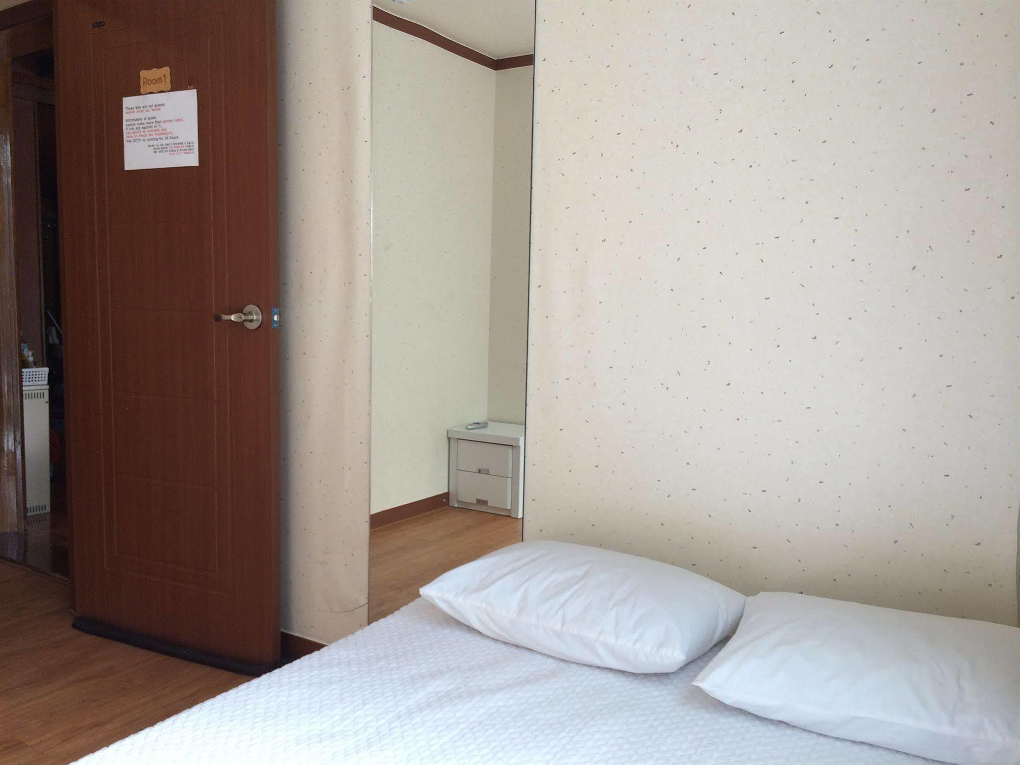 Hongdae Orange Hostel *